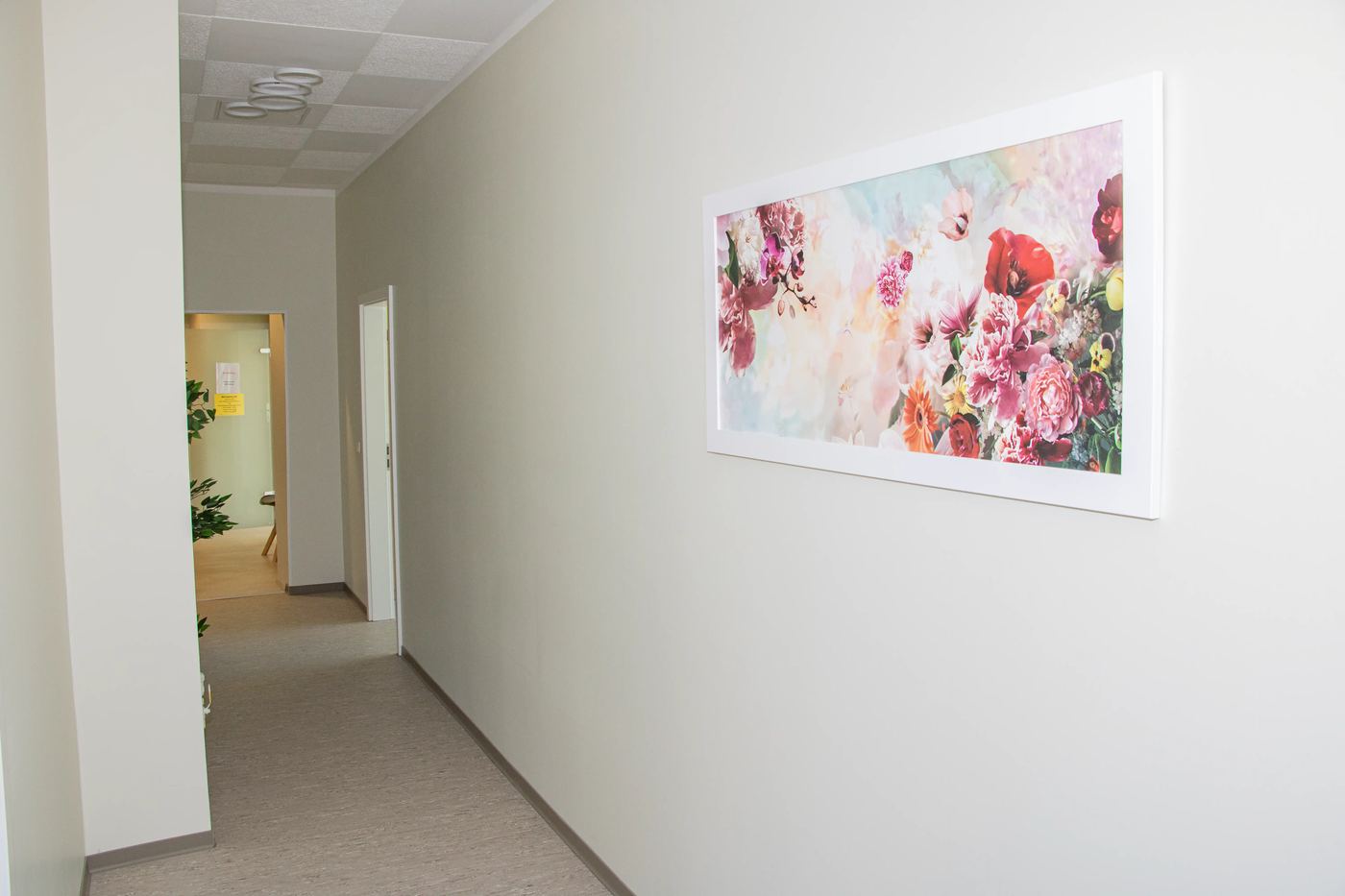 Flur mit Blumenbild